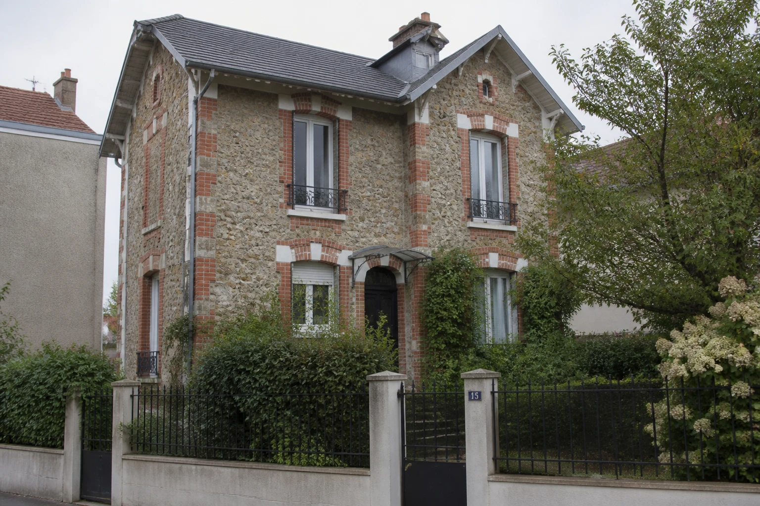 Maison meulière : avantages et inconvénients à connaître